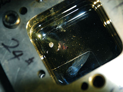 <a href='http://www.ylra.cn/product/3.htm' class='text_a'>模具激光焊機(jī)</a>修復(fù)鏡面模具效果
